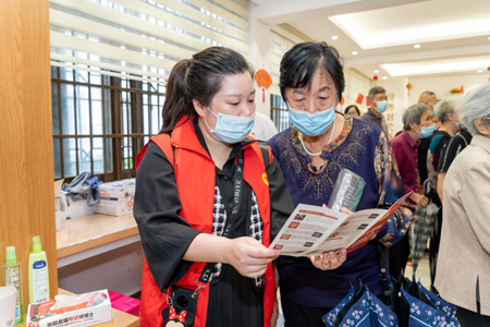 神經(jīng)內科的9名專家為菱藕社區(qū)居民提供免費醫(yī)療義診和健康咨詢服務