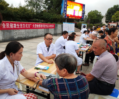 澧縣人民醫院開展“全民健康生活方式日”宣傳義診活動 提供專業健康咨詢服務